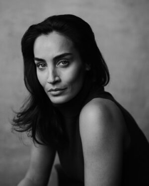 Lara Wolf Instagram - Never considered myself in black and white but @philsharp may change my mind here…
🖤🖤 #headshot #philsharp #uk #blackandwhite #portrait #rockstar #photographer #artistatwork #newyork #london #swisspersian