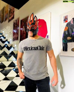 Laredo Kid Instagram - Gracias experiencia con mi amigo @rubensolislabra el conocer su gran colección de lucha libre y la tienda de @josefina_byverosolis de su hermana @vero_solis  muy buenas colecciones e increíbles instalaciones gracias por la atención espero regresar pronto 🙌🏼
..
..
#buyazze #garlogarra #oscuridad #eláguiladelríobravo🦅 #NadaPuedeDetenerme
#moda  #luchalibremexicana #wrestling #modafashion #modafeminina #modamasculina
