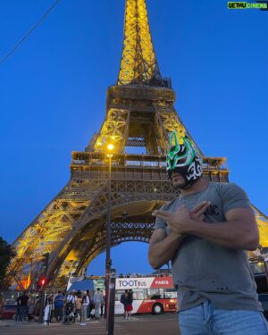 Laredo Kid Instagram - París 🇫🇷✈️
..
#buyazze #elaguiladelriobravo #oscuridad #garlogarra #nadapuededetenerme