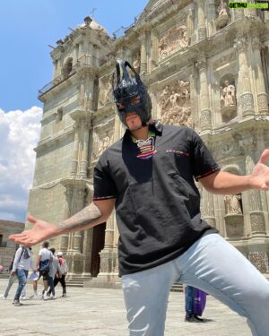 Laredo Kid Instagram - Oaxaca de Juárez. 
Gracias a la afición de Oaxaca 🙌🏼 por su gran apoyo y su gran atención a mis amigos de @cmlloaxaca y @chocolatemayordomo esperemos regresar pronto a visitarlos 🦗🌮🇲🇽

#buyazze #nadapuededetenerme #oscuridad #garlogarra #elaguiladelriobravo