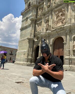 Laredo Kid Instagram - Oaxaca de Juárez. 
Gracias a la afición de Oaxaca 🙌🏼 por su gran apoyo y su gran atención a mis amigos de @cmlloaxaca y @chocolatemayordomo esperemos regresar pronto a visitarlos 🦗🌮🇲🇽

#buyazze #nadapuededetenerme #oscuridad #garlogarra #elaguiladelriobravo