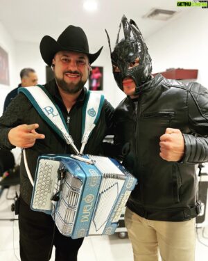 Laredo Kid Instagram - Gran convivencia con mis amigos de @thegroupduelo ,Felícidades por sus 2 sold out en @arenamtyoficial que sigan los éxitos 🙏🏻🙌🏼 gracias a @promocionessalinas Mike y a la lucha libre por darme nuevas y buenas amistades..
@eltorodelatambora @dimaslopez.jr @yosoyoscarivantrevino @davidcalerogarcia @dvd_badillo @soygeorgerdz 
..
#buyazze #oscuridad #nadapuededetenerme #elaguiladelriobravo #garlogarra  #Duelo