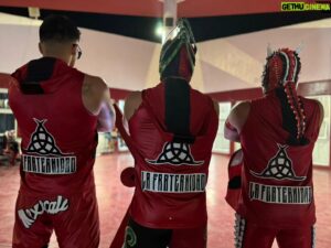 Laredo Kid Instagram - L A  F R A T E R N I D A D 👊🏻

@laredokidpro, Drago y @dinamico_aaa

#OrígenesAAA