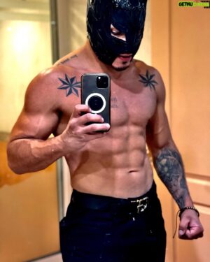 Laredo Kid Instagram - “El dolor es algo temporal, puede durar un minuto, una hora, un día, o un año, pero al final se acabará y otra cosa tomará su lugar. Sin embargo, si me rindo ese dolor será para siempre.” 
..
..
..
..
..
#love #motivacion #garlogarra #oscuridad #buyazze #luchalibre #guess #wrestling 
#recuperacion #2oportunidad #fitness #modelo #stunt