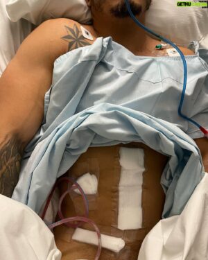 Laredo Kid Instagram - No se como ni por donde comenzar con esta noticia 😣 
El día de ayer lamentablemente @laredokidpro tuvo que ser trasladado en ambulancia al hospital al terminar la pelea por el campeonato en Monterrey. 
Tuvo que ser intervenido quirúrgicamente en la madrugada de emergencia. 
GAD hace un ratito estuvo unos minutos consciente y al tanto de su situación para avisar a familiares   amigos más cercanos. 
Esperemos que en las próximas horas, días su situación mejore y pase a ser estable 🙏🏽 

Fans, promotores, amigos, familiares y compañeros de Laredo, yo intentaré estar al pendiente de mensajes y poder responder a la mayoría.

*Promotores/eventos* con fechas programadas en los siguientes meses 😞 debido a la gravedad de lo ocurrido aún no se sabe el tiempo de recuperación, cualquier duda o comentario yo estaré respondiendo msj, correos, por el momento evitar llamadas. 

Gracias muchas gracias a Taurus, Roberto, Abraham, Jorge y AAA por estar toda la madrugada al pendiente ❤️ y a mis personas más cercanas gracias por el apoyo 💕

Manden sus buenas vibras, oraciones y energía para que pronto salga de esta ❤️
