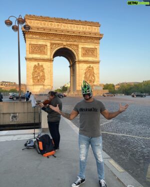 Laredo Kid Instagram - París 🇫🇷✈️
..
#buyazze #elaguiladelriobravo #oscuridad #garlogarra #nadapuededetenerme