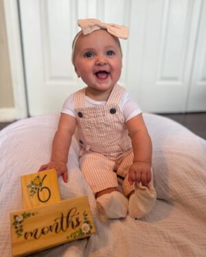 Larissa Wohl Instagram - Today marks 6 months with this silly little goose 🪿 

(if you’re looking for me, I’ll be sobbing in the corner 😫) 

This last month has been one of the most exciting as baby Emma is learning and changing so much! She’s started sitting on her own, attempting to eat real food, sleeping better, talking and giggling up a storm 🩷 She lights up my life and I am so lucky she’s my Bebe! I love you sweet girl. Now please stop time darn it!
•
•
•
#mom #mama #momlife #mommy #momnashville #larissawohl #baby #babygirl #mybaby #mybabygirl #girlmom #daughterlove #daughter #emma #emmaelizabeth #workingmom #favoritejob #nashbabies #nashvillebaby #larissa #momhood #6months #6monthsold #sixmonthsold #halfbday #halfbirthday #larissawohl #stopgrowing #stoptime #lizziegirl