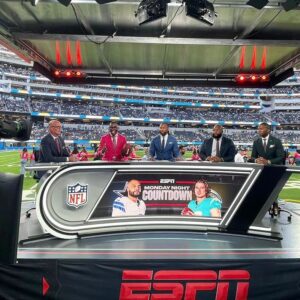 Larry Fitzgerald Jr. Instagram - Great time last night in L.A. with the Monday Night Countdown crew 🙌🏾