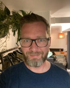 Lasse Rimmer Instagram - Alting flasker sig. Det har jeg stædigt holdt fast i hele mit voksne liv. Jeg ved det godt - det er en lidt Rasmus Klumpsk måde at minde mig selv om, at “this too shall pass”. Men hvert eneste levet år har bekræftet, at det er sandt. De hårdeste tider veksler med de bedste som ebbe afløses af flod. Så hav tålmodighed, og så vender tidevandet, når det skal. For… alting flasker sig. Helt af sig selv.