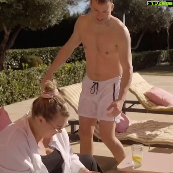 Lasse Rimmer - 1.9K Likes - Hvad er værst? At kramme en kollega, der ikke har skiftetøj med? Eller blive så træt af lidt klorvand og endnu mindre tissemand, at man tyvstarter roasten af Mikkel Klint Thorius? Der er spritny episode af “Roasted - Verdens Sjoveste Ferie” på Prime Video lige nu!