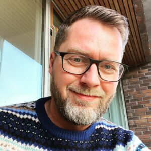 Lasse Rimmer Instagram - Halvtreds og tilfreds. Halvfreds? Jeg svømmer i søde beskeder, betænksomme gaver og kærlig opmærksomhed, og i aften går @linehoffmeyerl og jeg meget længere end til navlen med god mad og bedre rødvin. Husk: 50 er bare det nye 50.