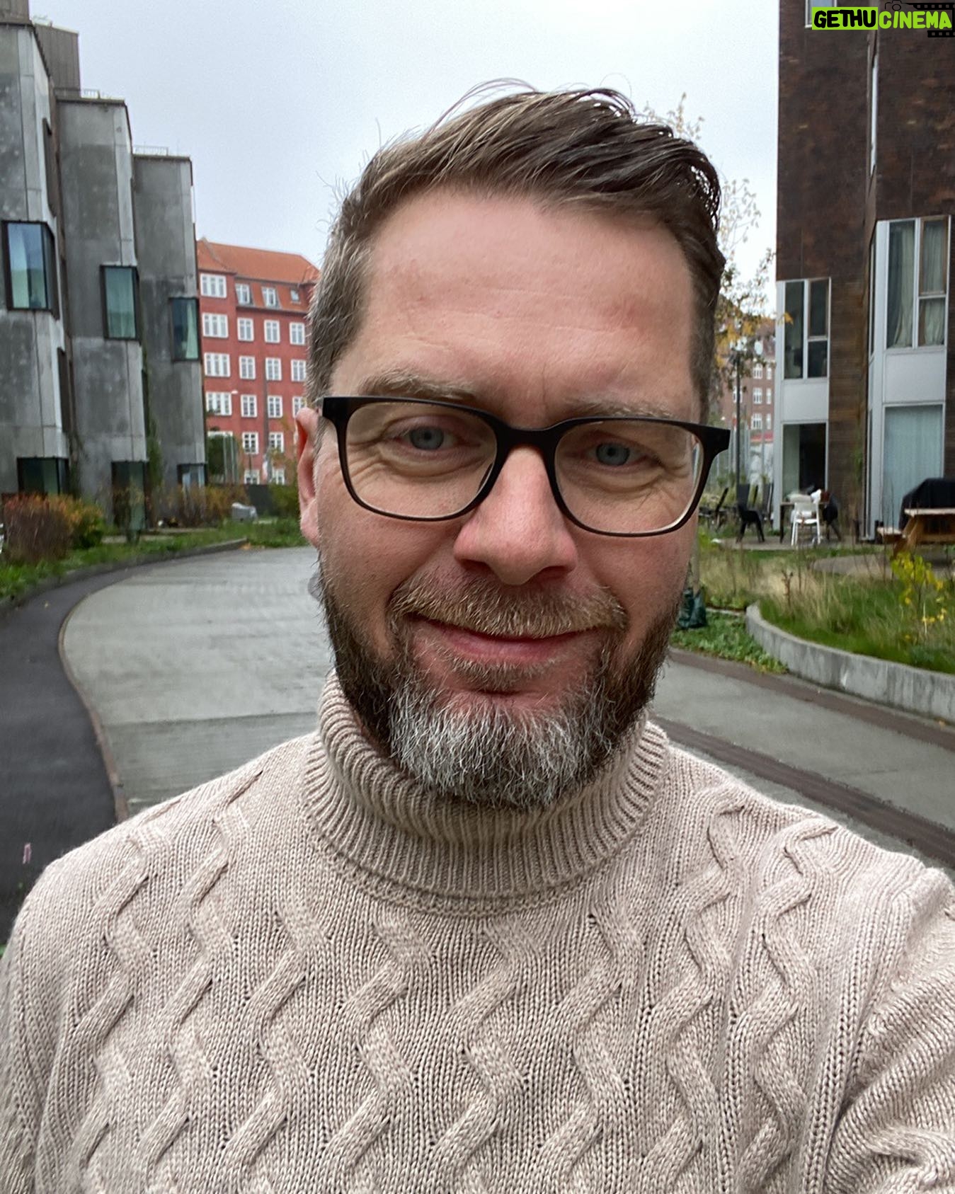 Lasse Rimmer - 1.6K Likes - Jeg overvejer en næseforstørrelsesoperation. Skal, skal ikke? #nosepositivity