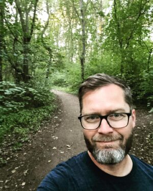 Lasse Rimmer Instagram - Det er blevet en vane på rekordtid, en af den slags, hvor jeg næsten bliver urolig, sitrende, abstinensramt, men kun næsten, hvis jeg ikke får luftet mig selv med 12-14 kilometer gåtur dagligt. Jeg er ikke klog nok til at vide, hvad det konkret gør ved hjernen og hormonerne, men det gør mig rolig og glad, når jeg har rundet Kbh K, Bryggen, Amager Strandpark, nogle gange med musik eller en lydbog som selskab, men mest med byens lyd, menneskers summen. Og når jeg så runder det gamle nabolag, hvor et usolgt hus stadig står og håber på min slutspurts-opmærksomhed før et salg, så bliver jeg mindet om, hvor meget jeg savner den alsidige natur her udenfor storbyen. Jeg bliver lige et nøk gladere end sædvanligt glad af at sjoske i mine egne, nostalgiske fodspor hernede.