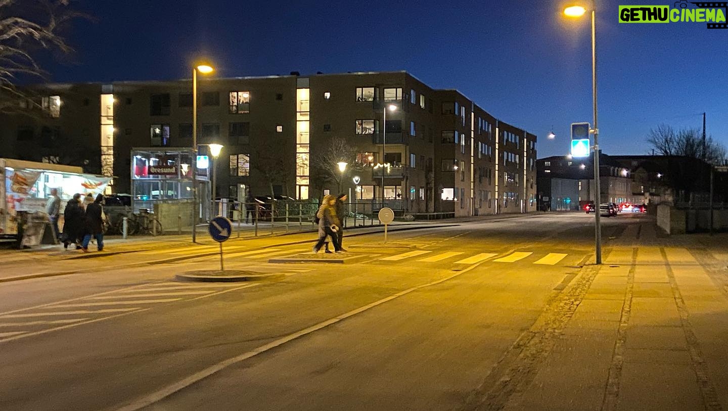 Lasse Rimmer - 3.1K Likes - Jeg går stadig mindst 10 kilometer hver dag. Hver dag lover tusmørket lidt mere forår, og hver dag er jeg endnu gladere, når jeg kommer hjem, end da jeg gik hjemmefra.