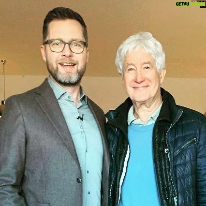Lasse Rimmer - 1.9K Likes - Sjældent har en forbryder været så glad for at møde sit offer. Da jeg var seks, fandt jeg et kassettebånd i mine forældres samling. “Eddie Skoller - En Aften på Strøghusteatret”. Og det tryllebandt mig at høre jokes og sange fremført af en underholder, der havde publikum lige, hvor han ville have dem… selv om jeg højst forstod en femtedel af pointerne. Jeg lærte det show udenad og så mig aldrig tilbage. I løbet af de næste fem-seks år føjede jeg især Klyderne, Linie 3 og Tommy Kenter til heltegalleriet af sjove, danske mennesker. Men det begyndte med Eddie og en helt ulovlig piratkopi af hans show. Han har på en måde hele mit arbejdsliv på samvittigheden. Og i dag fik jeg chancen for at møde manden selv for bare anden gang i mit liv. Denne gang tog jeg mig sammen til at bede om et selfie. Og den elskværdigste mand i dansk showbiz stillede tålmodigt op og tilgav storsindet pirateriet Tak for både det første og det sidste, Eddie Skoller. I ved godt, hvad tyskerne siger om franskmændene, ikke? Warum sagen sie immer “et toi?”!? Es heisst doch “Futteral”!
