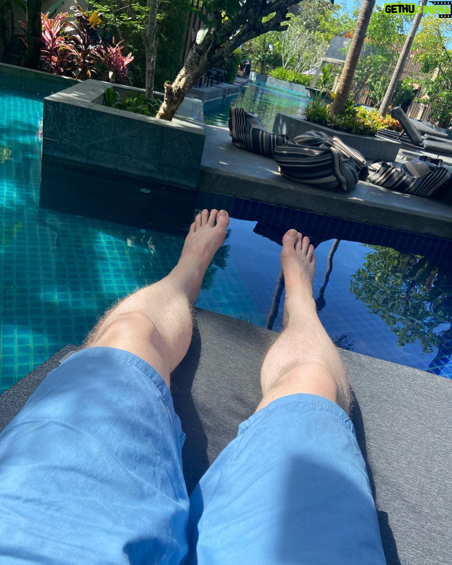Lasse Rimmer - 2.8K Likes - Uanset hvor meget jeg nyder ferie, så har jeg et loft, et mætningspunkt, hvor jeg glæder mig til at vende hjem til hverdagen. Sjældent mere end to uger, og så er jeg ligeglad med, hvor mørk eller kold eller regnvåd, Danmark er. Jeg glæder mig bare til det modsatte af, hvad jeg har lige nu. Ville det perfekte ikke at være at få lov at være et voksent skilsmissebarn med Hverdag og Ferie som ens forældre og en slags 10-4-ordning? 10 dages dansk klima og hverdagsforpligtelser, fire dages sol, varme og afstressning - hele året rundt? Altså, bare uden flyrejsen. Den er fandme værre end alt det andet.