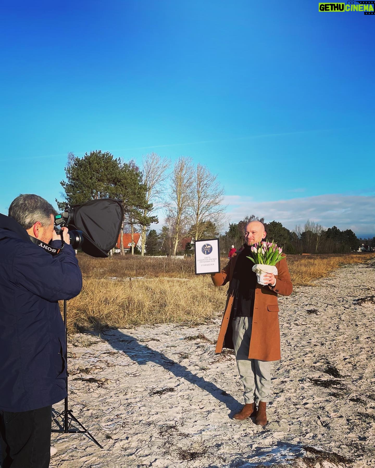 Lasse Rimmer - 4.8K Likes - Det eneste, Mark ikke er tilfreds med her, er, at han har solen lige i øjnene. Men ellers er han kisteglad. Det er jeg også, dels fordi jeg lige har stået præcis samme sted med solen direkte i pupillerne, og nu er det overstået, dels på grund af anledningen. Billedbladets TV-Guld til “Stormester”! Og det er altså en af den slags priser, som skyldes seernes stemmer. Så tak, tak, ekstra tak for det! Nå jo, Mark er i øvrigt på turné til efteråret. “Heldig” hedder showet. Han bliver glad, hvis I ser det. Og en glad Mark er en nem Mark, så gør det også lige for min skyld.