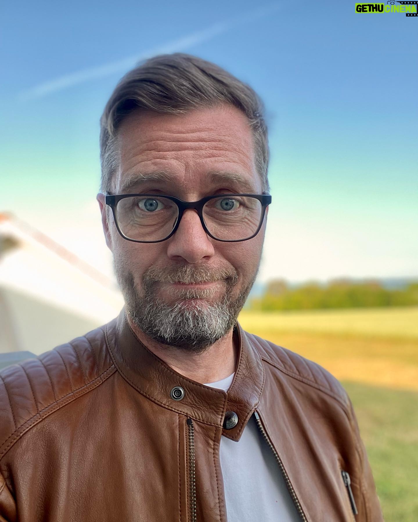 Lasse Rimmer - 1.7K Likes - Hvad har to tommelfingre og har brugt en hel onsdag på at føle sig som verdens dummeste gammelfar? This guy! Jeg havde ombooket færge til Bornholm fra tirsdag til onsdag… og liiige glemt, at det var 10.30 tirsdag, men 8.30 i dag. Så jeg kørte hjemmefra kl 9 for at sidde som et stykke menneskekolesterol i tjek-ind-arterien, da maskinen ikke ville kendes ved mit bookingnummer. Nå. 10 timer og en dag brugt i Ystad senere er jeg fremme. Swipe for at se, hvor jeg bruger min torsdag på Folkemødet. Det’ mit niende af slagsen, og jeg glæææder mig.