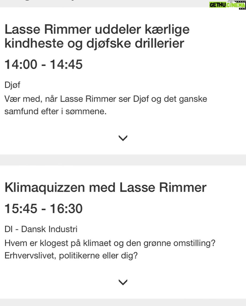 Lasse Rimmer - 1.7K Likes - Hvad har to tommelfingre og har brugt en hel onsdag på at føle sig som verdens dummeste gammelfar? This guy! Jeg havde ombooket færge til Bornholm fra tirsdag til onsdag… og liiige glemt, at det var 10.30 tirsdag, men 8.30 i dag. Så jeg kørte hjemmefra kl 9 for at sidde som et stykke menneskekolesterol i tjek-ind-arterien, da maskinen ikke ville kendes ved mit bookingnummer. Nå. 10 timer og en dag brugt i Ystad senere er jeg fremme. Swipe for at se, hvor jeg bruger min torsdag på Folkemødet. Det’ mit niende af slagsen, og jeg glæææder mig.