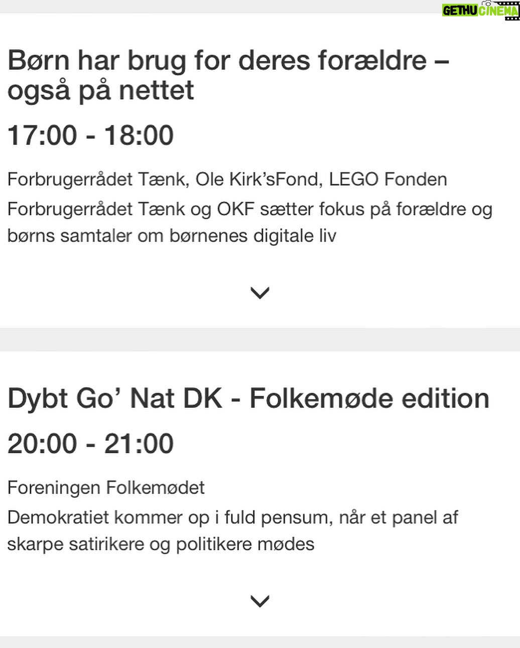 Lasse Rimmer - 1.7K Likes - Hvad har to tommelfingre og har brugt en hel onsdag på at føle sig som verdens dummeste gammelfar? This guy! Jeg havde ombooket færge til Bornholm fra tirsdag til onsdag… og liiige glemt, at det var 10.30 tirsdag, men 8.30 i dag. Så jeg kørte hjemmefra kl 9 for at sidde som et stykke menneskekolesterol i tjek-ind-arterien, da maskinen ikke ville kendes ved mit bookingnummer. Nå. 10 timer og en dag brugt i Ystad senere er jeg fremme. Swipe for at se, hvor jeg bruger min torsdag på Folkemødet. Det’ mit niende af slagsen, og jeg glæææder mig.