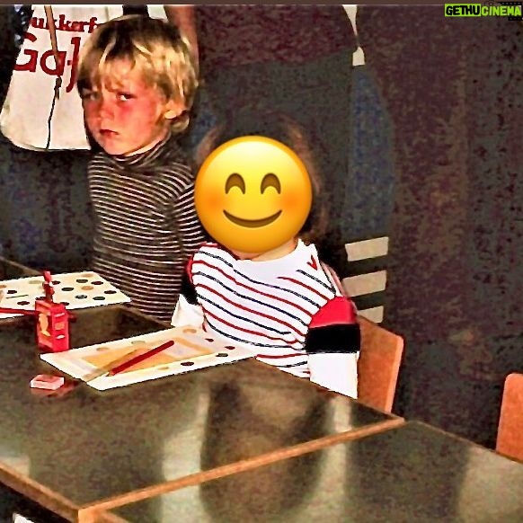 Lasse Rimmer - 4.9K Likes - Forleden fik jeg en besked fra en kvinde, der havde hørt mig fortælle i Fuhlendorffs “Hva Så”-podcast om mine barndomsår i Qasigiannguit i Grønland. “Så DU var den Lasse , jeg sad ved siden af i skolen?” Og fandme også et medsendt billede af hende og en 6-årig Lasse på første skoledag i første klasse. Det er sgu ret heldigt for mit arbejdsliv, at jeg har fået et mindre anstrengt forhold til kameraer siden 1978.