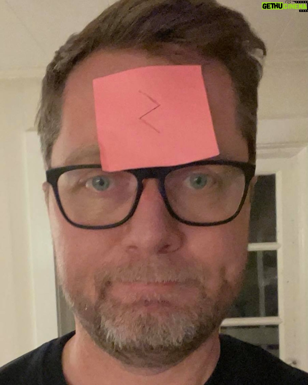 Lasse Rimmer - 3.9K Likes - Hedvig tilbød at lave et fastelavnskostume til mig.
Hun er enten et geni eller håbløst doven.