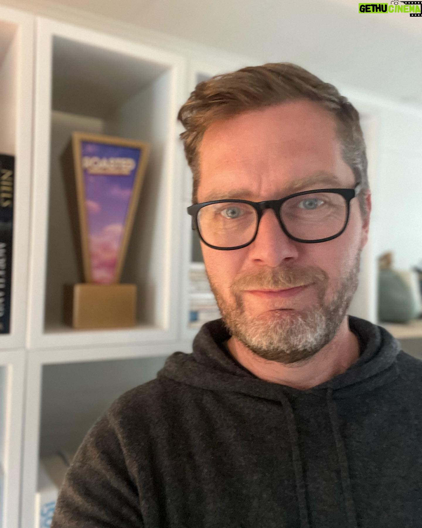 Lasse Rimmer - 1.8K Likes - “Hey Lasse? Spoiler du ikke lige, hvem der tager trofæet hjem i det der ‘Roasted - Verdens Sjoveste Ferie’?” Aldrig! Du må sgu selv se det på @primevideodk