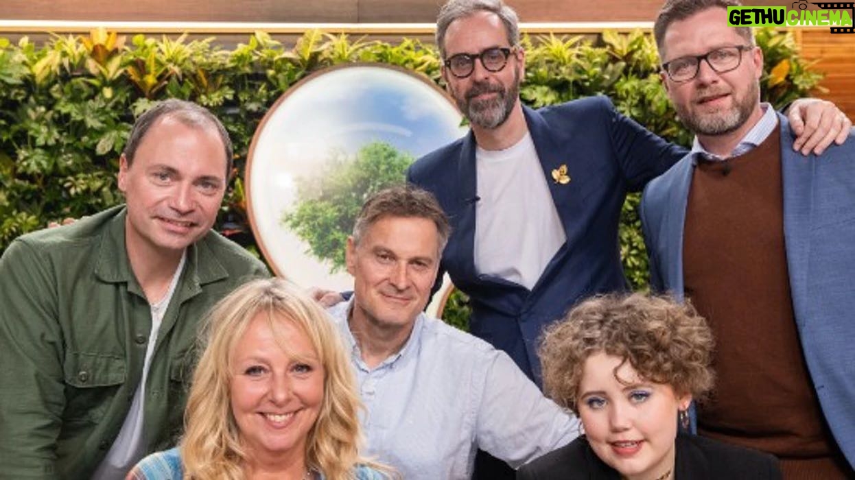 Lasse Rimmer - 1.3K Likes - Fra den 3.maj på TV 2 forsøger de her fem fine mennesker at finde Danmarks bedste klimaidé blandt dusinvis af entreprenante danskere, der håber på at vinde en halv million kroner at bære deres idé videre med.
“Min Idé, Vores Mission” hedder programmerne. Jeg har en fest med at få lov at være vært på hele balladen.