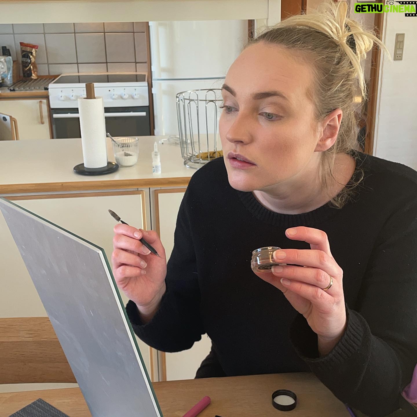 Lasse Rimmer - 3.5K Likes - Hvordan man ved, at ens hustru er influencer? Hun bruger 25 minutter på at lægge fuld make-up før en gåtur i skoven.
