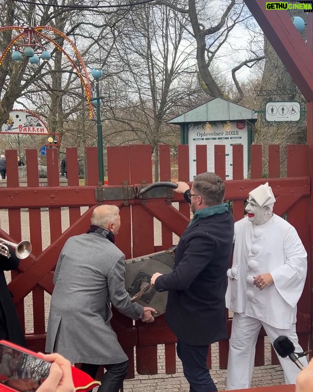 Lasse Rimmer - 2.3K Likes - I dag fik jeg lov til at åbne Bakken sammen med Pjerrot (den RIGTIGE Pjerrot, ikke ham den ordløse dansetrold fra Tivoli, den efteraber) og Bakkens direktør, Ole.
Hvis jeg døde i morgen, så ville mit liv være fuldendt efter i dag.