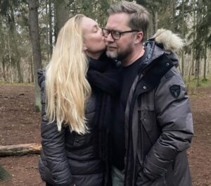 Lasse Rimmer Instagram - Jeg blev ikke gift for at blive skilt. Men det blev jeg. Så da jeg blev gift igen for to år siden, var det med den skråsikre overbevisning, at denne gang, der ville det være i med- og modgang, til døden jer skiller, hele balladen. Noget må jeg sgu da have lært af at have prøvet og fejlet. Anden gang skulle være lykkens gang. Og nu står vi alligevel her, før vi nåede en to-års bryllupsdag og har opgivet håbet om, at vi er de rigtige for hinanden. Line og jeg er enige om en mindelig skilsmisse. Tilløbet til bruddet er taget over en lang periode, og jeg har følt, at det var som at se magtesløst til, mens en ustoppelig lavine rullede i slowmotion ind over vores liv. Det var aldrig, hvad jeg troede, ønskede, håbede. Alligevel er det blevet sådan. Der er ingen tredjeparter involveret i vores brud, der er ingen vrede eller bebrejdelser fra nogen af os. Jeg er stadig fuld af kærlighed til den kvinde, der har gjort livet lysere og gladere for mig og mine i flere år. Du har gjort vores liv så meget bedre, Line. Tak! Spørger nogen mig på mit dødsleje, hvad jeg har været mest taknemmelig for, så vil jeg svare, at de år, du valgte at dele med mig, er blandt de vigtigste. Jeg har været en heldig mand.