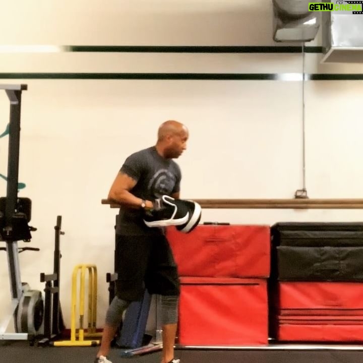 Lateef Crowder - 1.7K Likes - I needed this! Thanks brotha @scottmanueljohnson these workouts are no joke! Meu mano me destruiu a semana passada👍🏾😆 tenha um ótima semana galera #church #igreja #therapy #mentalrehab #losangeles #training #treino #trainer #boxing #cardio #backinshape #shouldvestretched #salvadorbahia #lateefcrowderdossantos #capoeira
