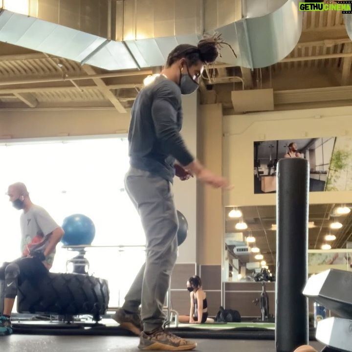 Lateef Crowder - 13.5K Likes - Tenha uma ótima semana galera! Feels great to just move again. Music by the great @mestreacordeon ...have a great week everyone. This is the way! #stillhere #dealingwithinjuries #injury-recovery #capoeira #lesoes #lateefcrowder #health #fitness #baiano #meialuadecompasso #artesmarciais #meialuasolta #lateefcrowderdossantos #brasil #losangeles