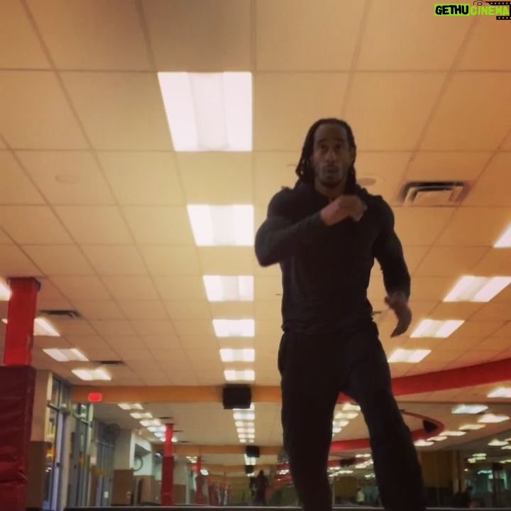 Lateef Crowder - 4K Likes - Feliz ano novo! Happy new year! #capoeira #newyears #stayready #fitness #foradeforma #atetoomuch #lateefcrowder #brasil #brazilianfitness