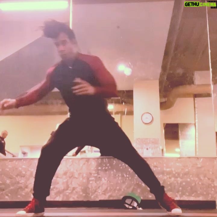 Lateef Crowder - 4.9K Likes - Hump day! Let’s keep it going! Tenha um ótimo dia galera! #capoeira #treino #baiano #lateefcrowder #queixada #rabodearraia #meialuadecompasso #lateefcrowderdossantos #humpday #brasil #fitness #training