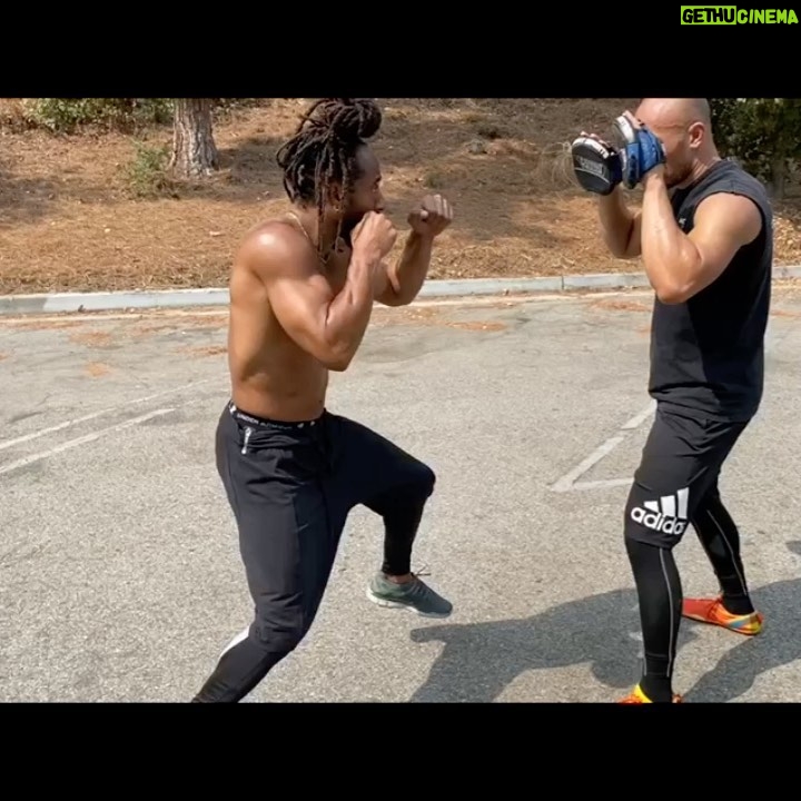 Lateef Crowder - 8.9K Likes - Move that head rapaz! 😆 thanks brotha @enele.m for being dope in your movements and holding pads. Hope y’all are looking forward to seeing the Mandalorian in action season 2 because......well y’all will see soon😆 also I just want to thank all of the Mandalorian fans. All who I’ve met are amazing! Stay safe and healthy #lateefcrowder #capoeira #brasileiro #baiano #bantu #tonga #martialarts #artesmarciais #lateefcrowderdossantos #themandalorian #brawler #actor #stunts #losangeles #treino #omandaloriano #thisistheway #fitness #ator 📸 Sinilau 🙏🏾