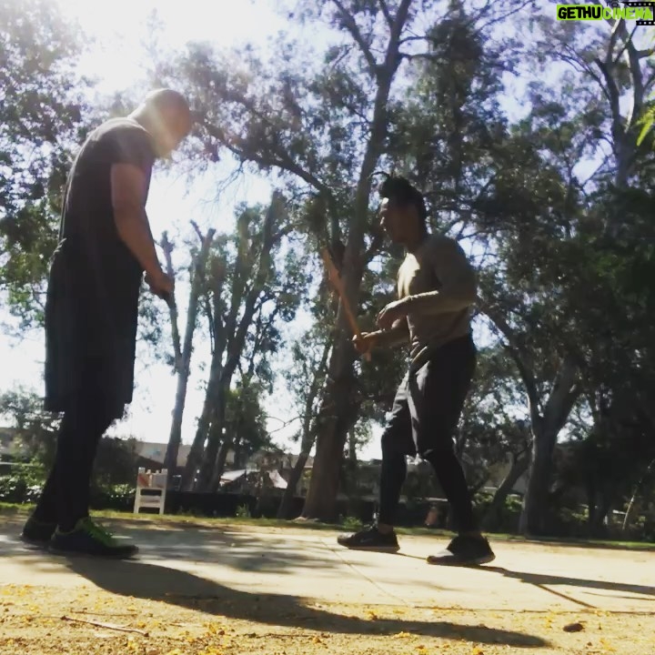 Lateef Crowder - 2.5K Likes - I miss discovering movements and techniques with my brotha @enele.m while we warm up. Same capoeira movements but with stick in hand. Tenho saudades de treinar com irmão @enele.m estamos fazendo os mesmos movimentos de capoeira com uma bastão na mão. #capoeira #lateefcrowdersantos #treino #training #outdoors #virusfree #lateefcrowder #baiano #tonga #vingativa #fitness #movement #saude