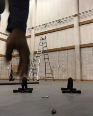 Lateef Crowder Instagram - Roaches were messing up my training but my bro @shahaub was on the job! He was on his 2nd hunt in the background . No games out here!😂😂 meu irmão @shahaub caçando baratas enquanto eu treino! 😂
#treino #capoeira #funbeforework #training #roaches #roachhunting #persianstyle #baratas #caçadordebarata #fitness #bananeira #conditioning #roachcoach #lateefcrowderdossantos #brasil #iran #usa 🇧🇷