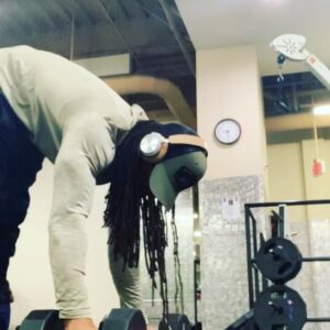 Lateef Crowder Instagram - Como eu aqueço antes da cena da minha combate. Tenha uma Ótima quinta-feira 
How I warmup before my fight scene today. Have a great Thursday!  #capoeira #cenasdeluta #lateefcrowderdossantos #training #beforework #lateefcrowder #bananeira #ombros #treino #artesmarciais #fitness #thursdays #baiano #chicoscience #tongfeistregnth #zanenegrych