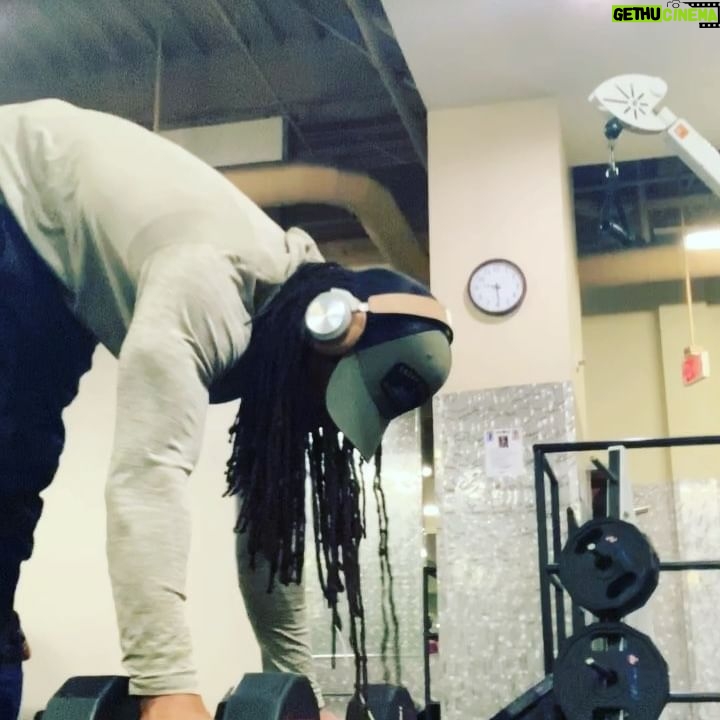 Lateef Crowder - 2.4K Likes - Como eu aqueço antes da cena da minha combate. Tenha uma Ótima quinta-feira
How I warmup before my fight scene today. Have a great Thursday! #capoeira #cenasdeluta #lateefcrowderdossantos #training #beforework #lateefcrowder #bananeira #ombros #treino #artesmarciais #fitness #thursdays #baiano #chicoscience #tongfeistregnth #zanenegrych