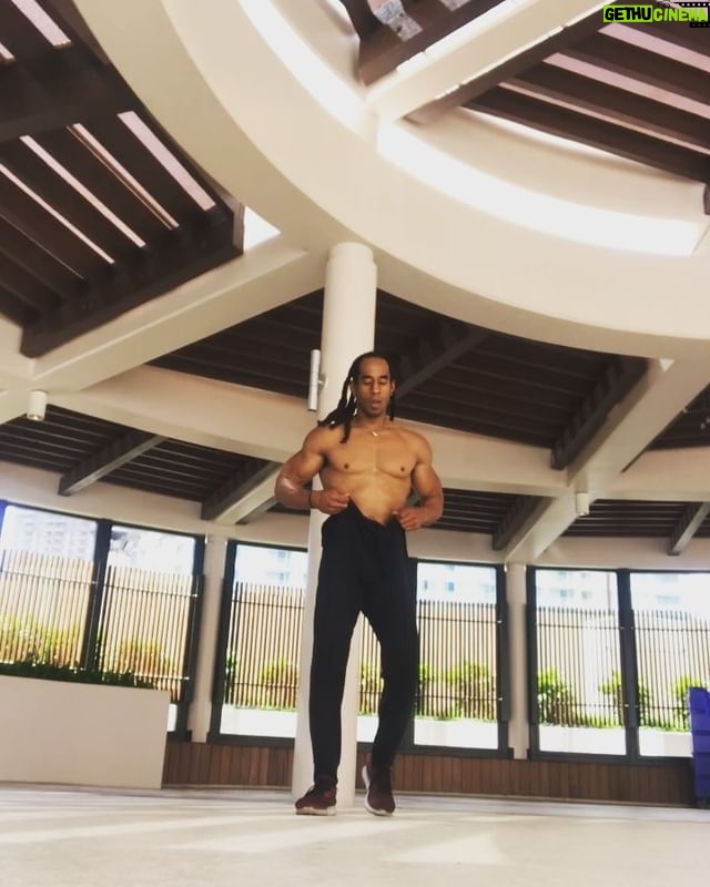 Lateef Crowder - 3.8K Likes - #tbt having fun in Waikiki Hawaii! Thank you brother @stunt_batman! Have a great Thursday! #tbt treino em Havaí. Tenha uma ótima quinta-feira! #capoeira #havai #hawaii #stunts #triplefrontiermovie #centrifigalforce #lateefcrowderdossantos #baiano #lateefcrowder #brasil #filmes #ator #ação #colombiano #princehotelwaikiki