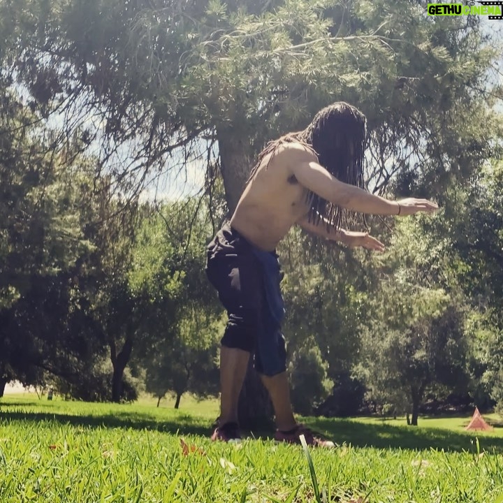 Lateef Crowder - 7.7K Likes - As requested training #meialua #rabodearraia up a hill...great training for balance Ótimo treino subindo o morro com meia-lua #rabodearraia #capoeira #salvadorbahia #baiano #treino #foradeforma #actor #stunts #losangeles #training #martialarts #artesmarciais #sol #morro #avores #capim #ceu #amsalmitike #ethiopianmusic