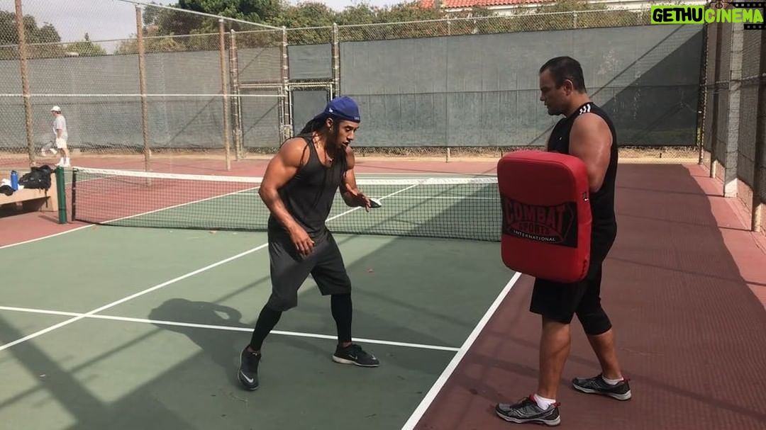 Lateef Crowder - 4.1K Likes - Happy Monday... Here is a little “lung burner”for all you do want to get your cardio going this week with my brothers Justin and @enele.m .
Feliz segunda-feira! Aqui com meus irmãos @enele.m e Justin fazendo “cardio-Capoeira”tenha uma ótima semana #capoeira #bros #training #treino #fitness #cardio #martialarts #therapysundays #lateefcrowder #lateefcrowderdossantos #bahia #brasil #artemarcial