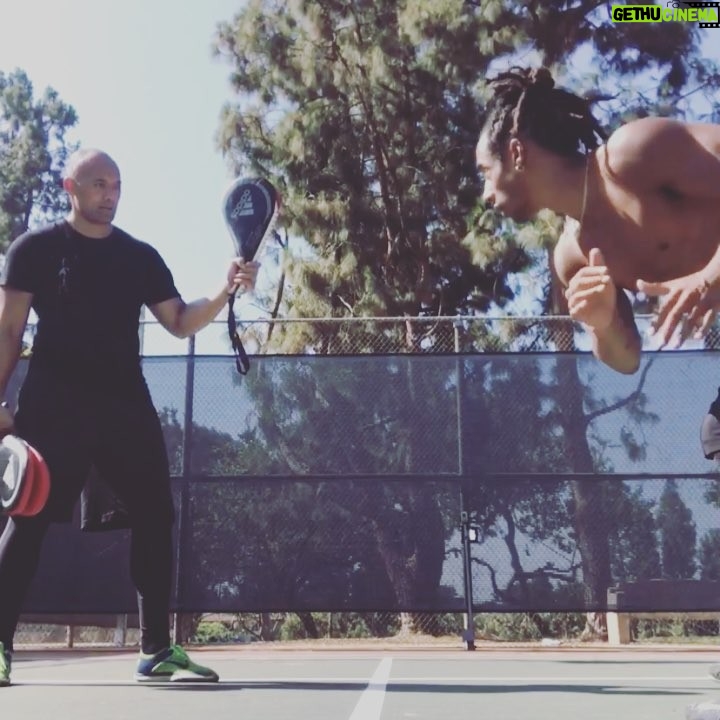 Lateef Crowder - 4.3K Likes - #tbt com meu irmão @enele.m #treino #training #martialarts #artesmarciais #brasil #tonga #capoeira #meialuadecompasso #fitness #cooldown #speed #precision