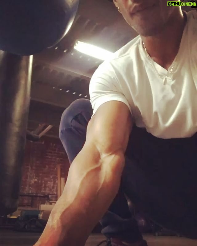 Lateef Crowder - 2.4K Likes - Just a lil sumthin! Happy Tuesday. Um pouquinho de movimento#training #lateefcrowderdossantos #funbeforework #lateefcrowder #chapeudecouro #capoeira #vivazumbi #dancehall #fitnessmotivation