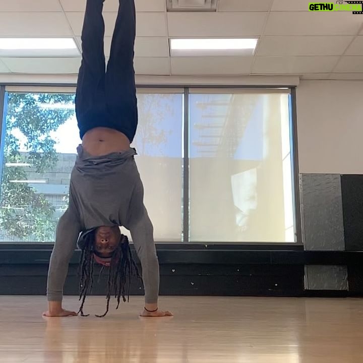 Lateef Crowder - 2.3K Likes - Good morning and happy Monday. bom dia e feliz segunda-feira! #capoeira #brasil #salvadorbahia #lateefcrowder #fitness #training #martialarts #artesmarciais #segundafeira #2019 #treino #lateefcrowderdossantos #locs #slowmotion #smile