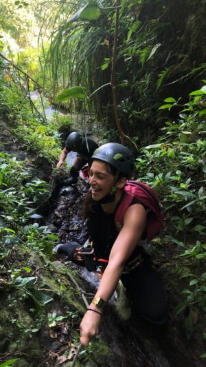 Laura Aleman Instagram - Trágame tierra y escúpeme allí 📍🇵🇷

Posdata- miren la senda resbalá’ que me di terminando en split al final del video ☠️😂

Gracias al corillo de @alturapr por el mejor jangueo de la vida ✨

Swallow me earth and spit me out there 📍🇵🇷 

Ps- watch me slip at the end of the video and end up in a split ☠️😂

Thanks to the @alturapr tribe for the best trip ever ✨