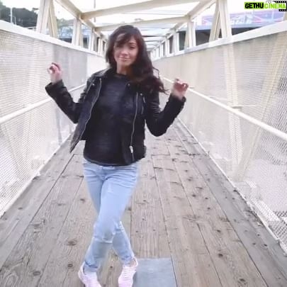Laura Aleman - 3 Likes - (For English, press see translation at the bottom of this caption)
Heme aquí haciendo monerías 🥸. No mucha gente sabe que iba a dedicar mi vida a ser coreógrafa y bailarina. Le dediqué años al baile, entrenando por más de 4-6 horas al día durante años. Incluso fui aceptada en la universidad para estudiar coreografía. Sin embargo, tuve que dejar de bailar abruptamente cuando tuve que someterme a una operación cardíaca de emergencia. El desapego fue tan duro que dejé de bailar por completo. Con el tiempo, mi personalidad cambió gradualmente y mi capacidad para enfrentar desafíos disminuyó. Fue entonces cuando descubrí los beneficios terapéuticos de bailar y mover el cuerpo de manera regular para soltar el trauma acumulado en el cuerpo. Comencé a practicar yoga y me certifiqué en diferentes enfoques de la práctica. También practicaba paddleboard, paddle yoga, escalada, surf, ciclismo, entre otras actividades, que me ayudaron a sanar y mejorar mi salud.
Hace unos años, comencé a tener problemas de espalda debido a varios accidentes, así como otros problemas de salud. Por recomendación médica, estuve un año y medio sin entrenar o moverme mucho. Comencé a aumentar de peso y a sentirme muy deprimida. Mi desempeño laboral se vio afectado y mi confianza en mis talentos y capacidades disminuyó considerablemente.
Ayer, durante mi sesión habitual de terapia psicológica (sí, siempre he estado en terapia. Es una buena higiene para el cerebro 🧼🧠), mi doctora me recomendó volver al baile. Aunque me entusiasma la idea, también siento cierto temor ante lo que pueda experimentar en el proceso frente a otras personas. Sin embargo, creo que es la respuesta a muchos aspectos de mi salud que necesitan sanar.
Comparto esto porque estoy segura de que hay muchas personas que no son conscientes de los beneficios curativos que puede ofrecer mover el cuerpo, tanto para la salud física como mental. Si no me creen, busquen información sobre el enfoque transformador de la terapia “bottom-up”. Espero que este sea el estímulo que necesitas para volver a mover ese montón. ✨