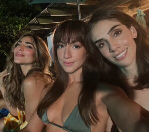 Laura Aleman Instagram - Me nutro de la inspiración que estas talentosas y hermosas mujeres me brindan. Que lindo es sentirse transformada por compartir con seres de luz🤍. 

Fue muy especial trabajar con @alejandraespinoza y @sandraecheverriaoficial en el filme #PerfectoAnfitrión , disponible en @primevideo @youtube premium @sling y @vix