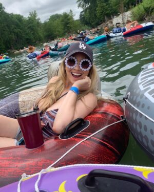 Laura Ashley Samuels Instagram - Floating the River with my sissy lions 🦁 I’m shocked that as a Texan, I haven’t done this before??? Because it’s freakin awesome.